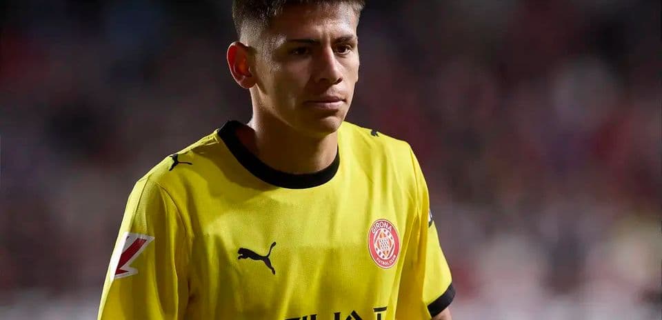 Jugador con camiseta amarilla de Girona CF en el campo