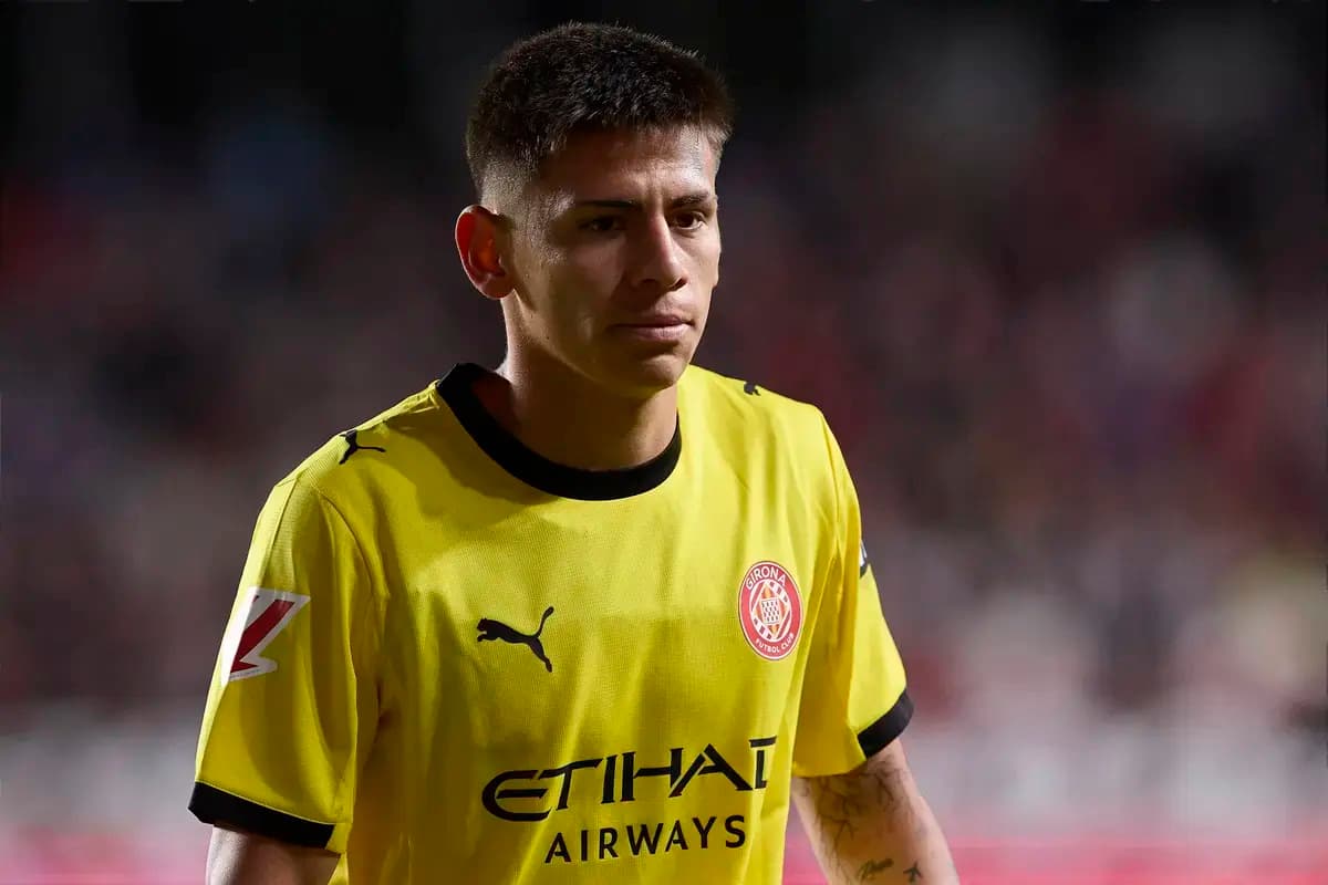 Jugador con camiseta amarilla de Girona CF en el campo