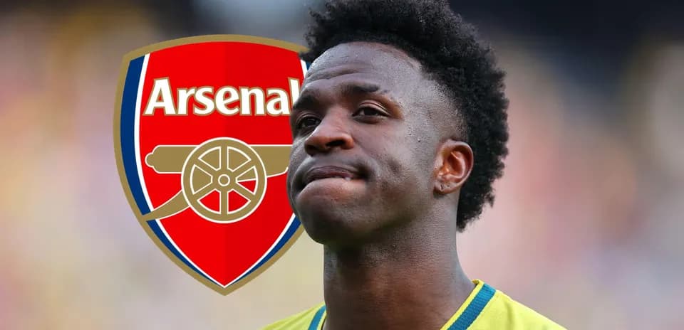 Jugador con camiseta amarilla frente al logo de Arsenal