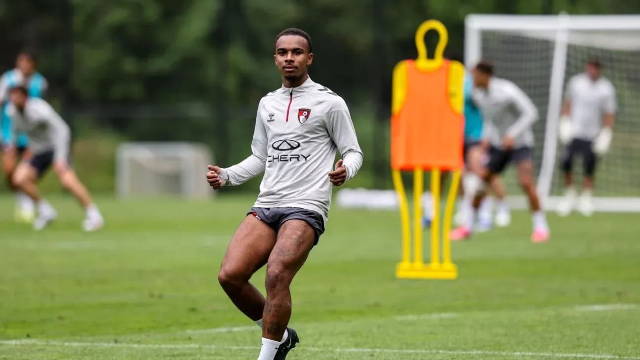 Jugador entrenando en el campo con otros compañeros