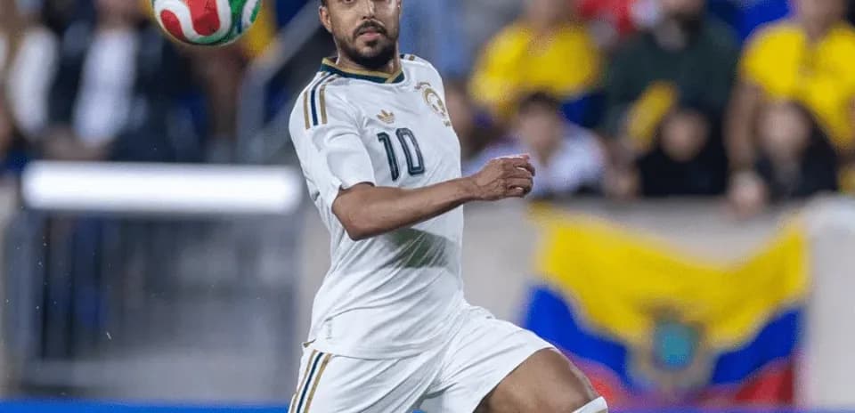 Jugador saudí controlando el balón en el partido