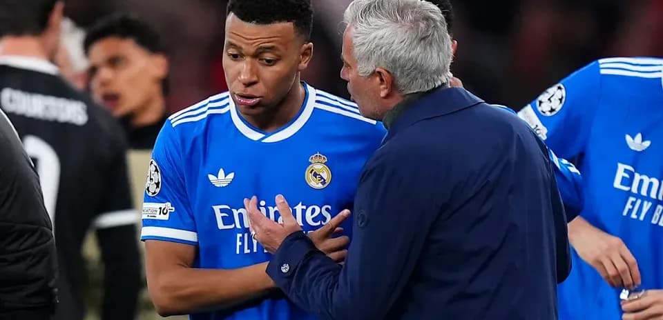 Mbappé conversando con Mourinho en el campo