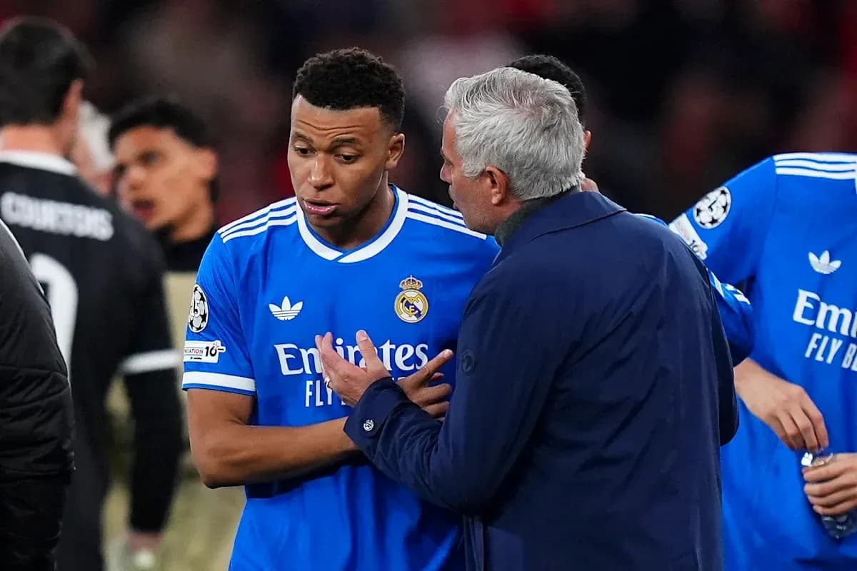 Mbappé conversando con Mourinho en el campo