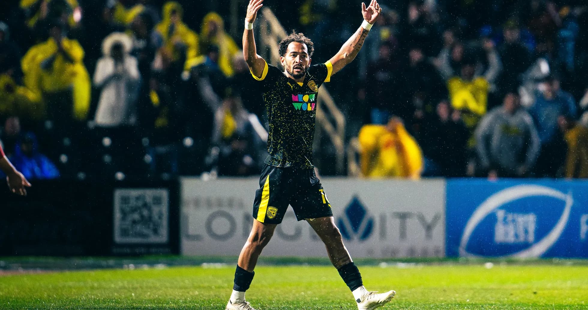 Jugador de New Mexico United celebrando en el campo