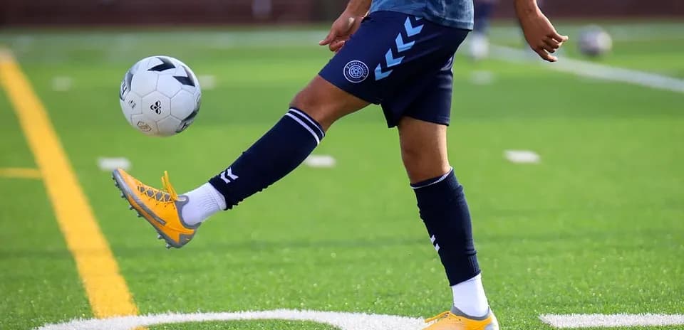 Jugador controlando el balón en el campo