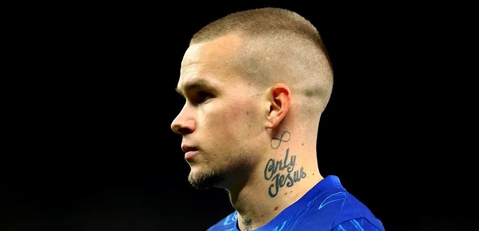 Jugador con camiseta azul en perfil durante el partido