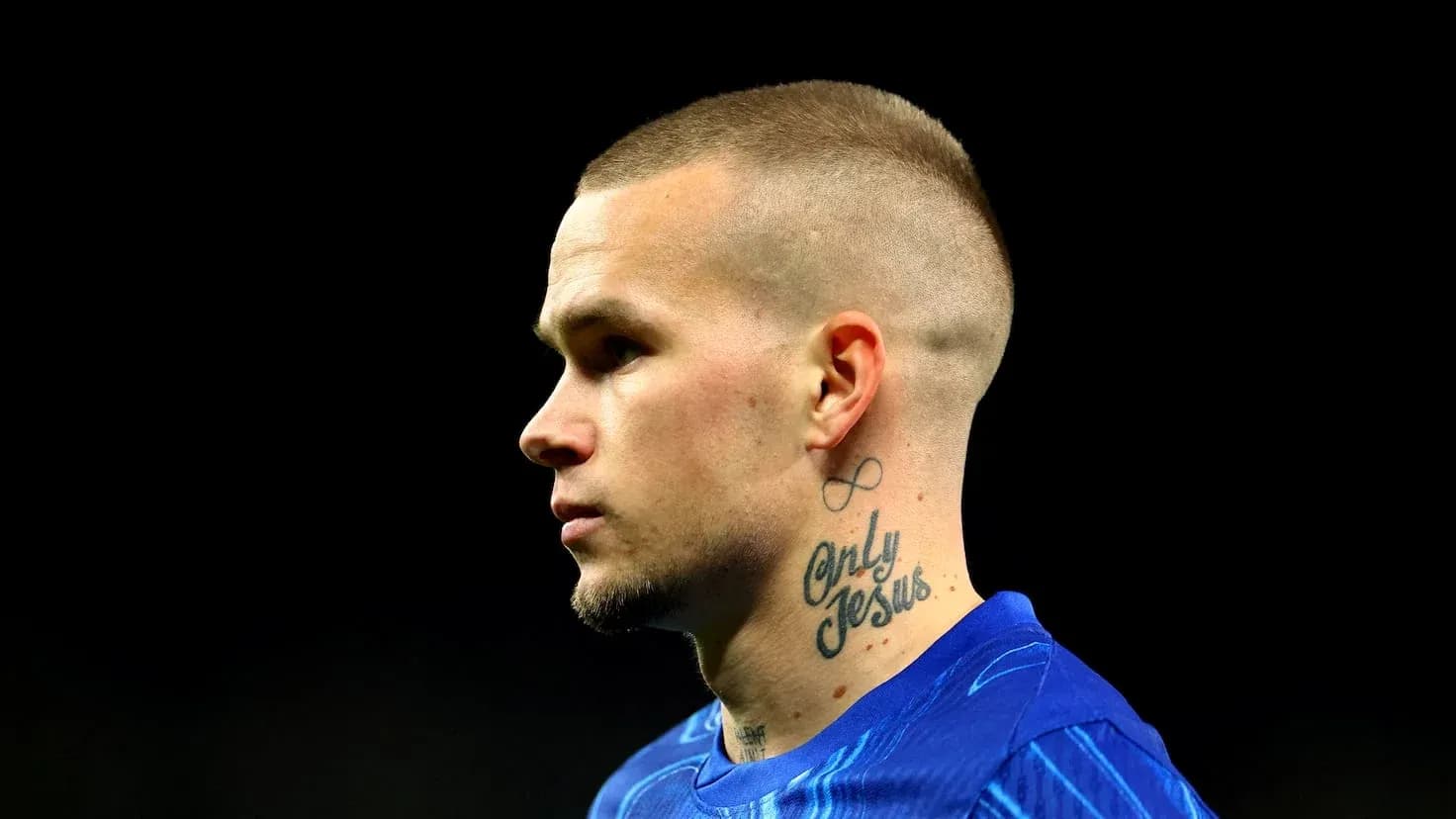 Jugador con camiseta azul en perfil durante el partido