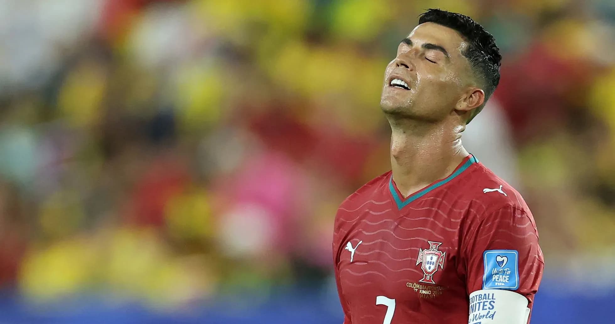 Cristiano Ronaldo en partido, mirando hacia arriba