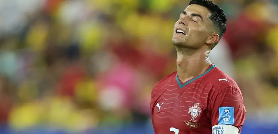 Cristiano Ronaldo en partido, mirando hacia arriba