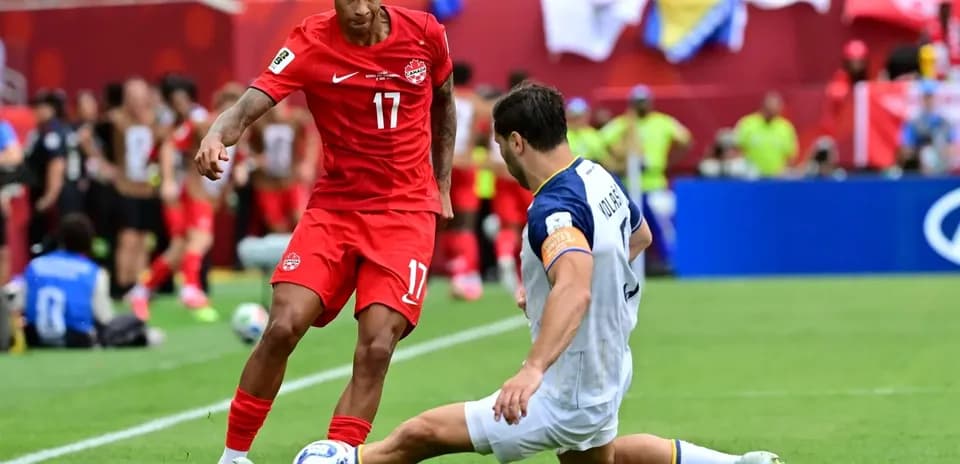 Jugador de Canadá driblando a oponente de Bosnia