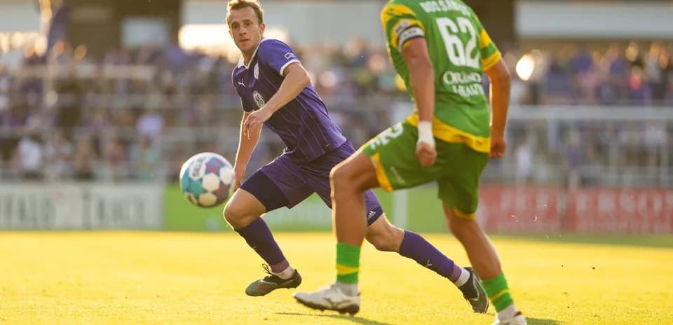 Jugador de Louisville City en acción con balón