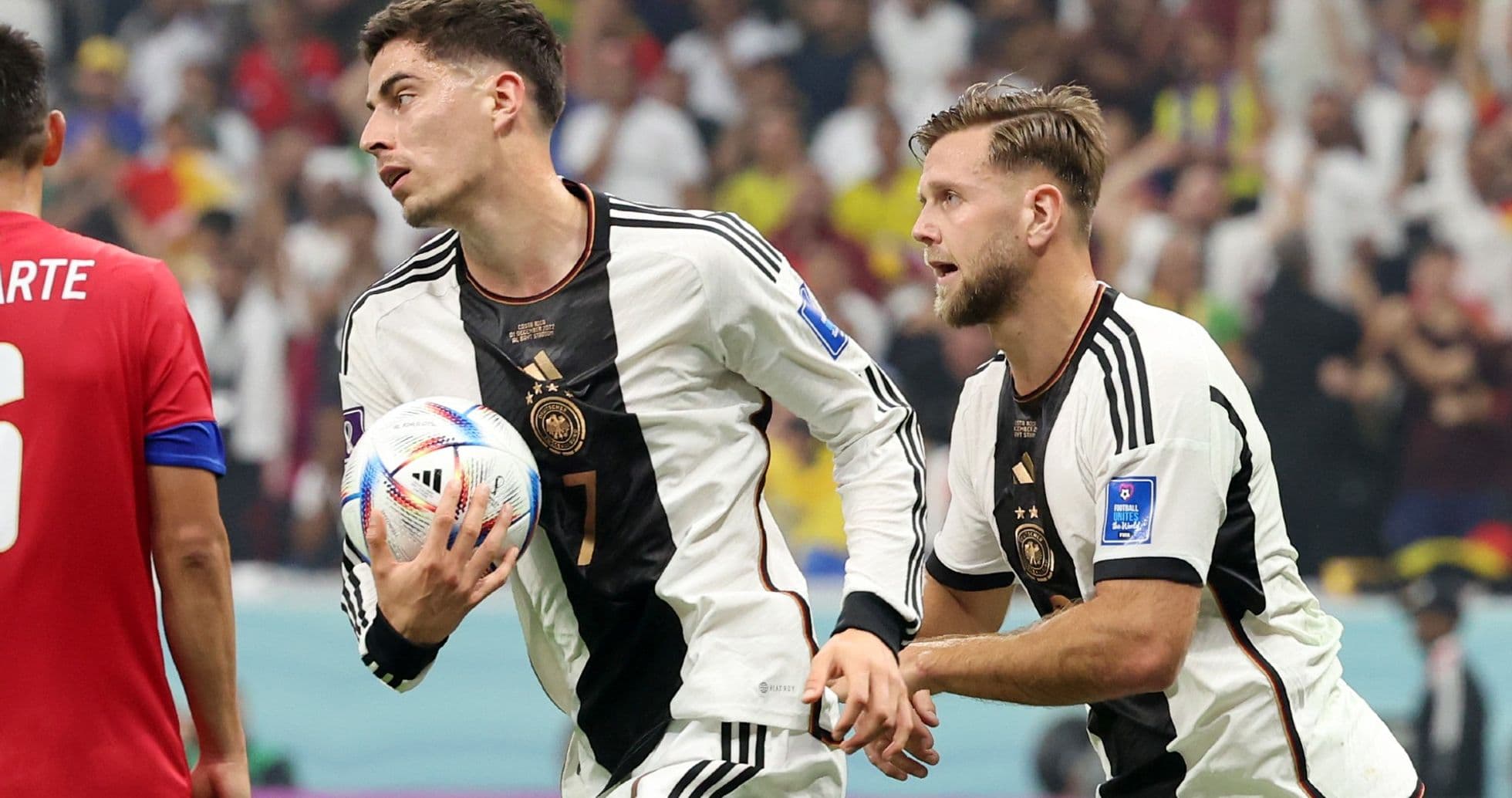 Jugadores de Alemania con balón en el partido