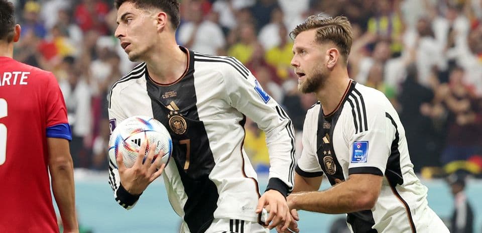 Jugadores de Alemania con balón en el partido