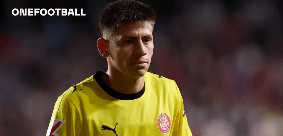 Portero de Girona con camiseta amarilla en el campo