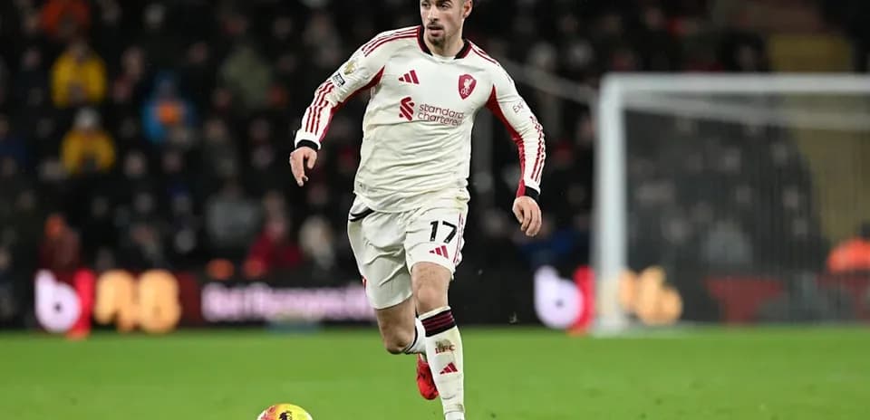 Jugador corriendo con el balón durante el partido