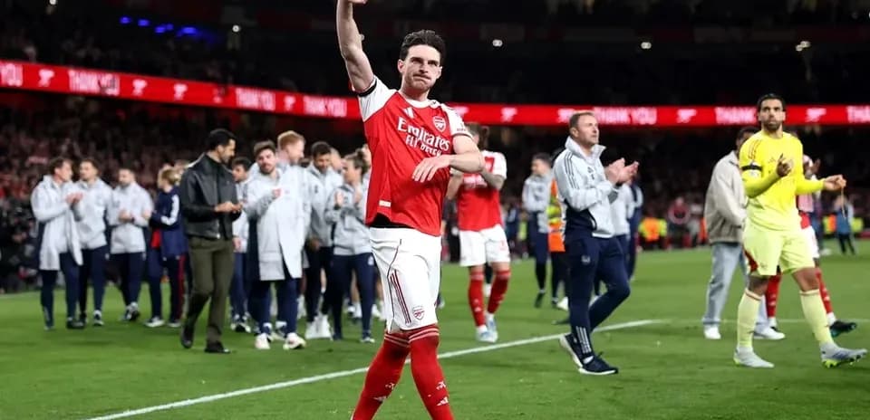 Jugador del Arsenal saludando a la afición tras el partido