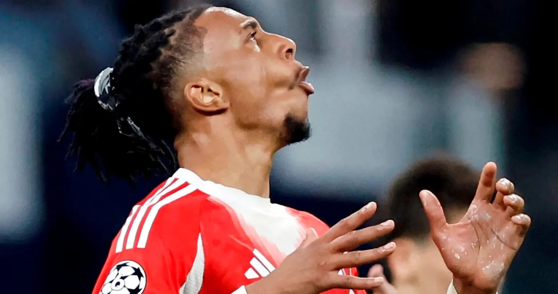 Jugador con camiseta roja gesticulando durante el partido