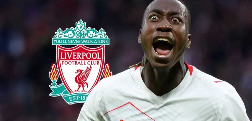 Jugador celebrando con el logo de Liverpool detrás