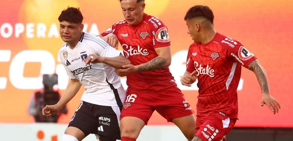 Jugadores de Colo Colo y Nublense en acción