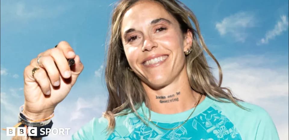 Atleta sonriendo y sosteniendo un bolígrafo al aire