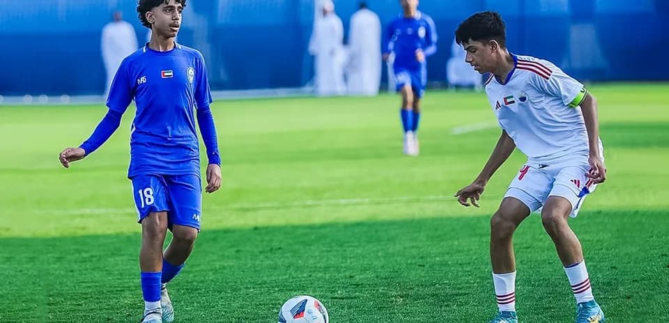 Dos jugadores compitiendo en el partido de fútbol