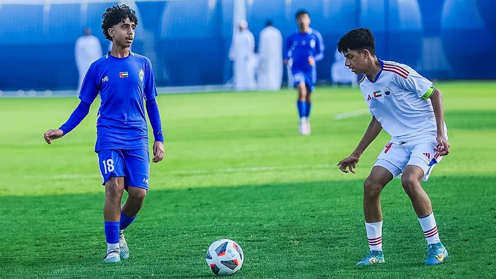 Dos jugadores compitiendo en el partido de fútbol