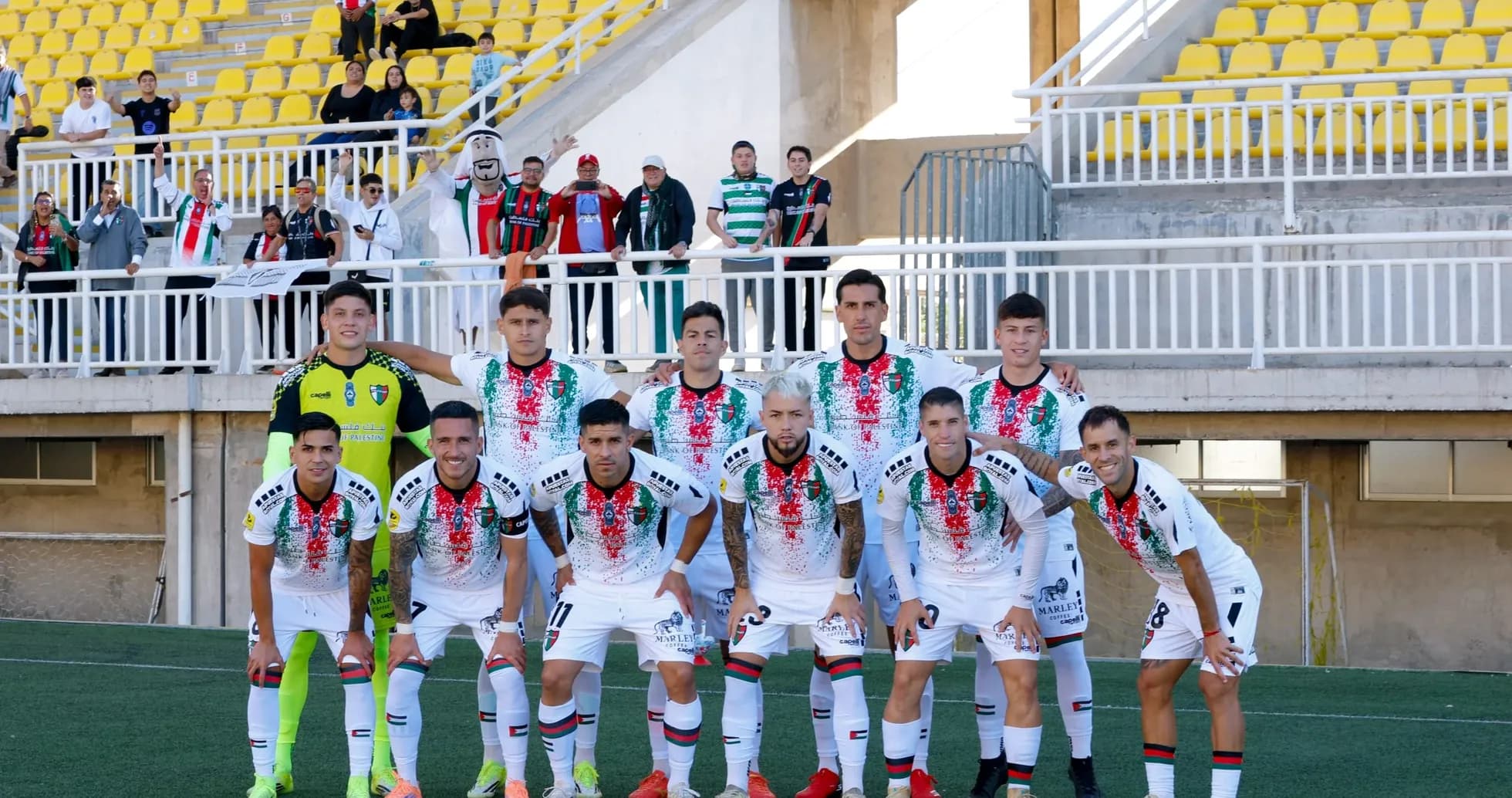 Plantel de Palestino posando en el estadio