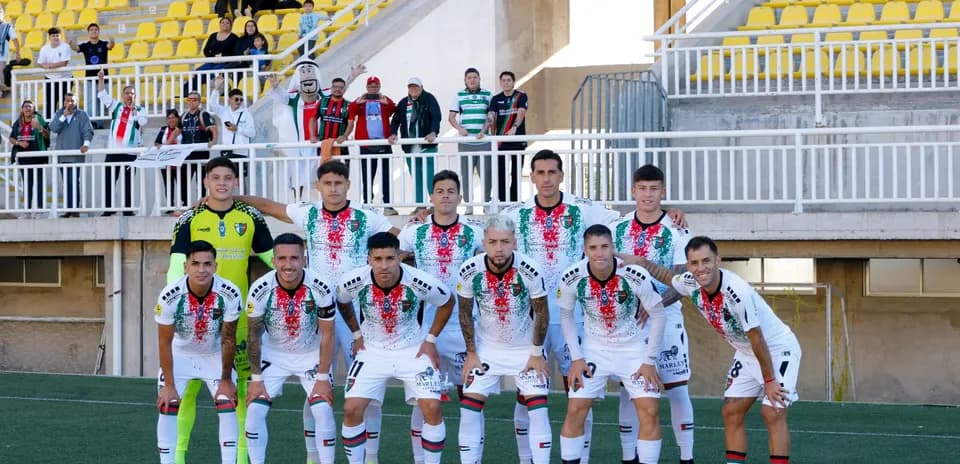 Plantel de Palestino posando en el estadio