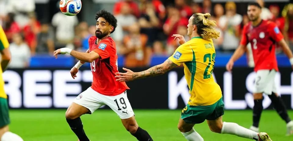 Jugador egipcio tratando de controlar el balón en partido