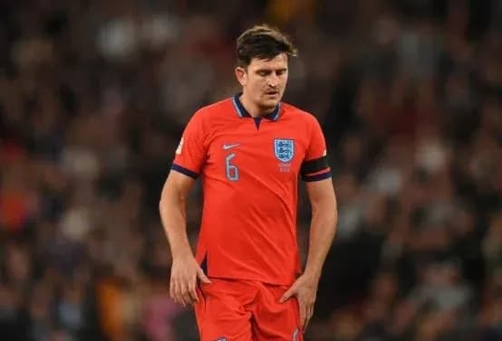 Jugador de Inglaterra en camiseta roja durante partido