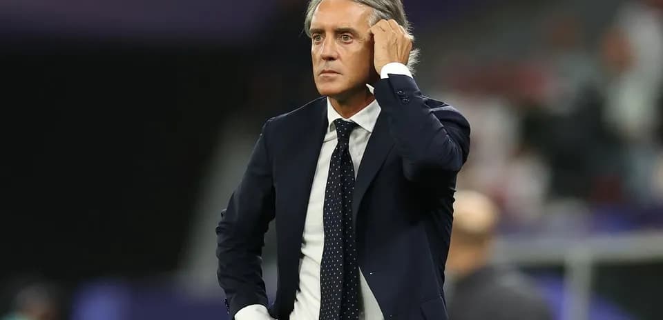Entrenador en la línea de banda durante el partido