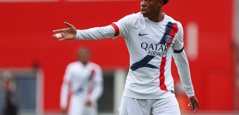 Jugador de PSG señalando durante un partido