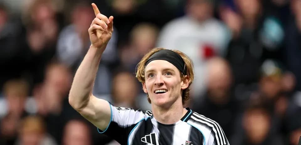 Jugador de Newcastle celebrando con un dedo levantado