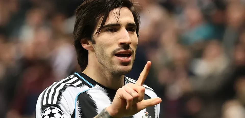 Jugador de Newcastle celebrando un gol durante el partido