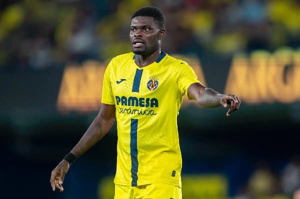 Jugador de Villarreal indicando durante el partido