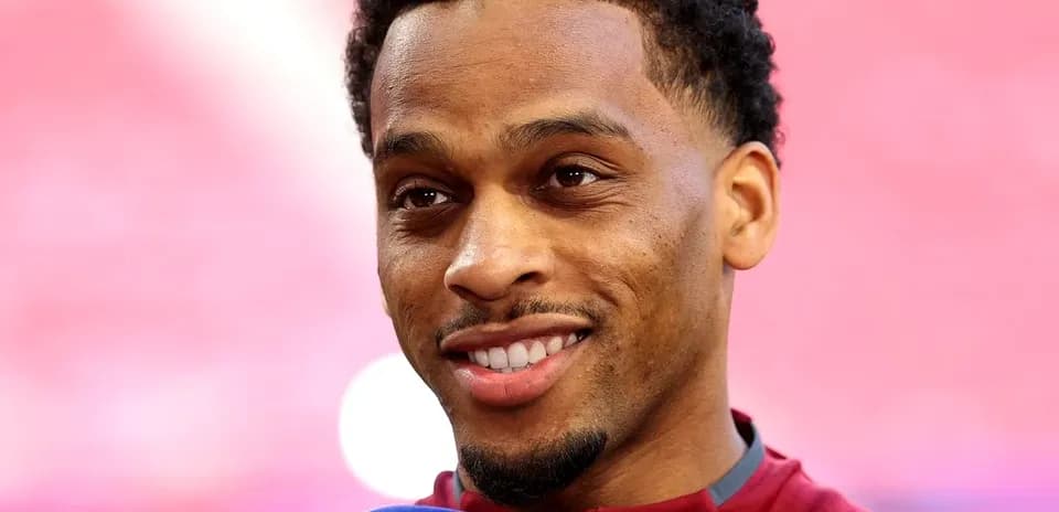 Jugador sonriendo durante una entrevista previa al partido