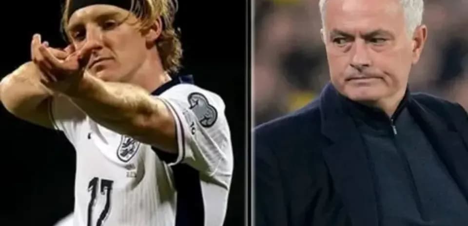 Jugador señalando mientras entrenador observa partido