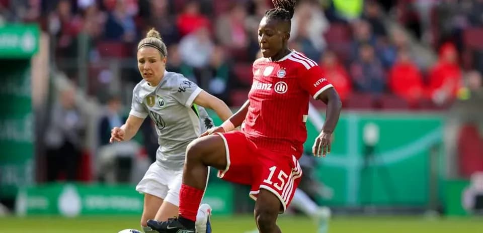 Jugadora del Bayern driblando ante rival del Wolfsburgo