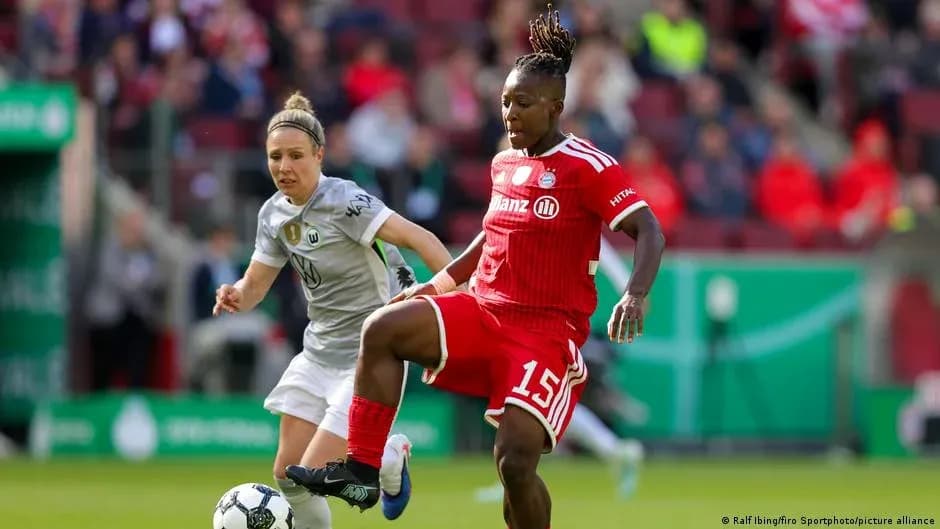 Jugadora del Bayern driblando ante rival del Wolfsburgo