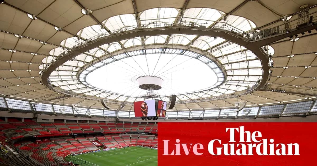 Interior del estadio con techo abierto y pantalla