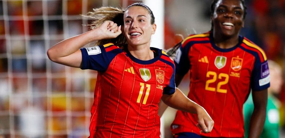 Jugadora de España celebrando un gol en partido