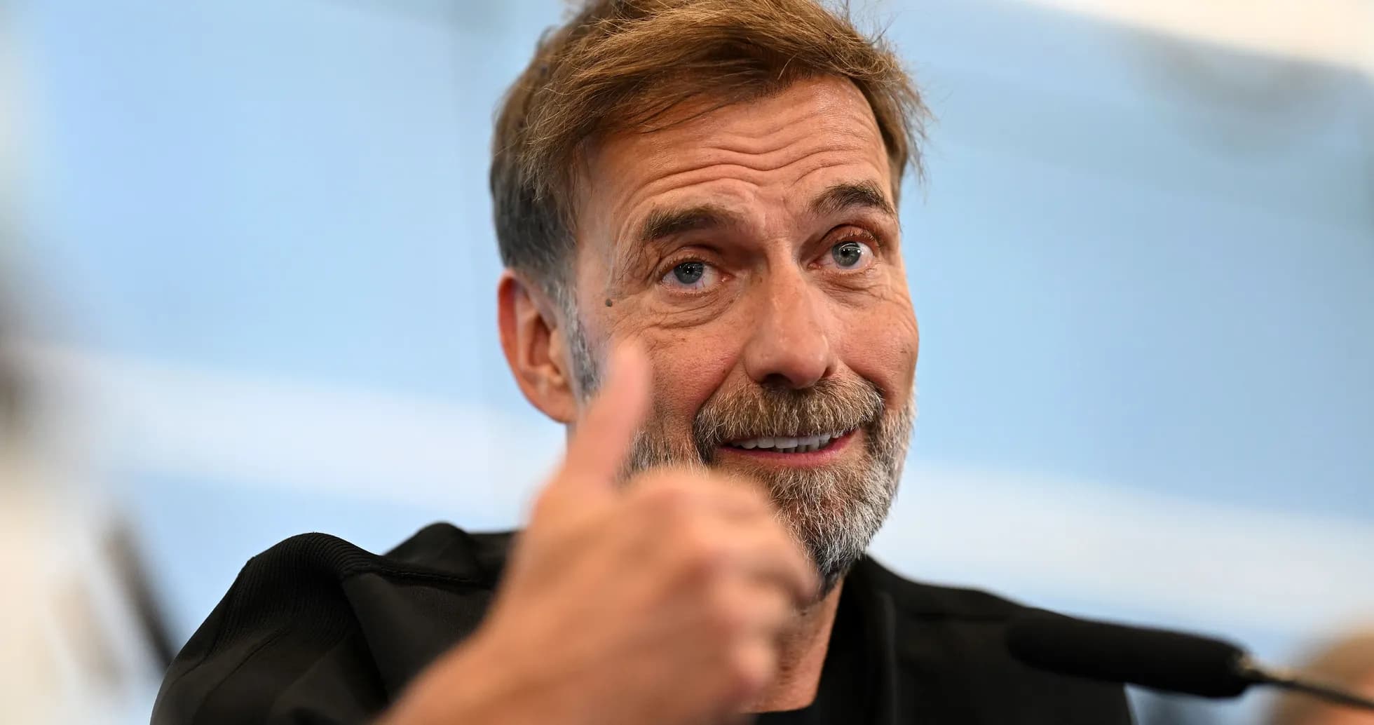 Entrenador sonriendo y haciendo gesto de aprobación