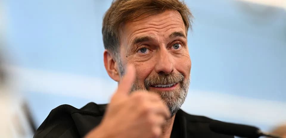 Entrenador sonriendo y haciendo gesto de aprobación