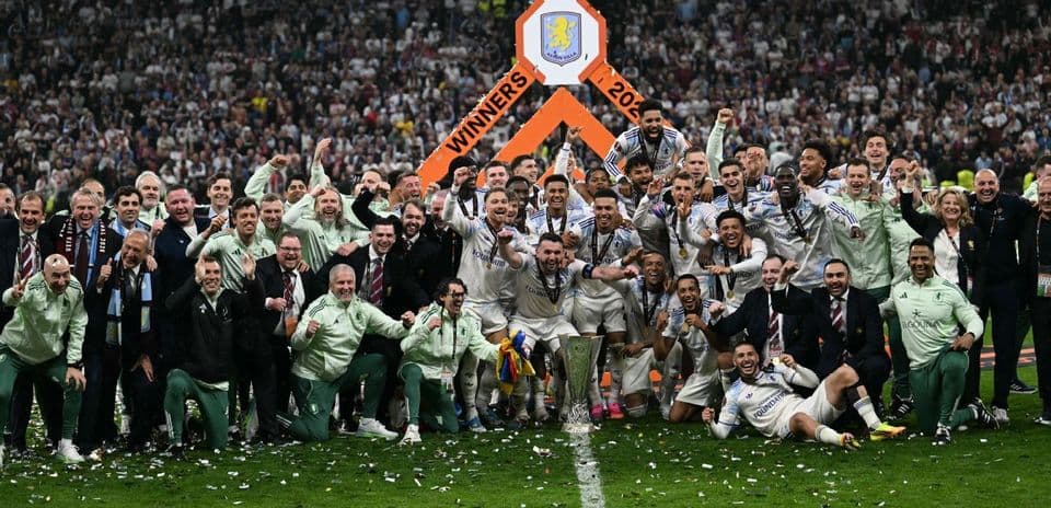 Equipo celebrando con trofeo tras ganar el torneo