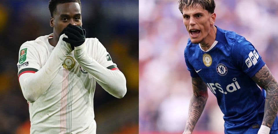 Dos jugadores en acción durante un partido de fútbol