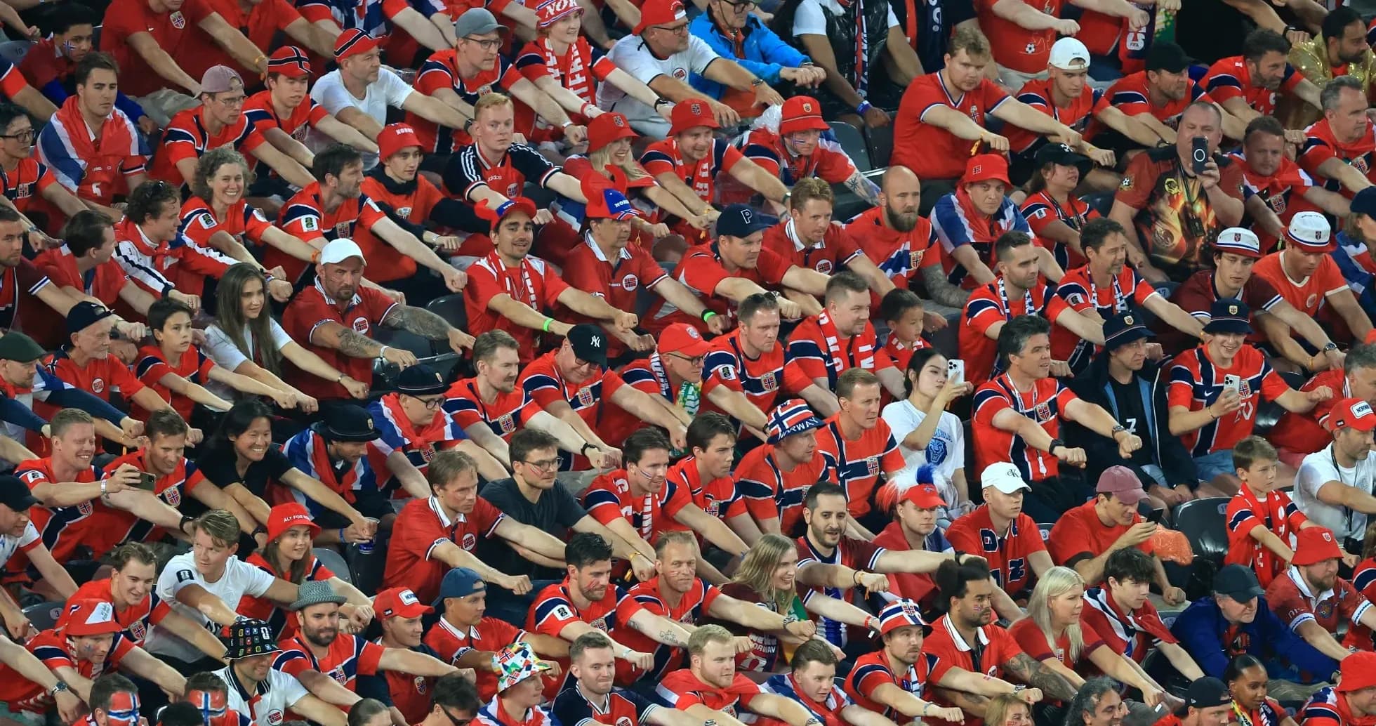 Multitud de aficionados animando en un estadio