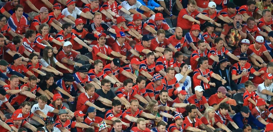 Multitud de aficionados animando en un estadio