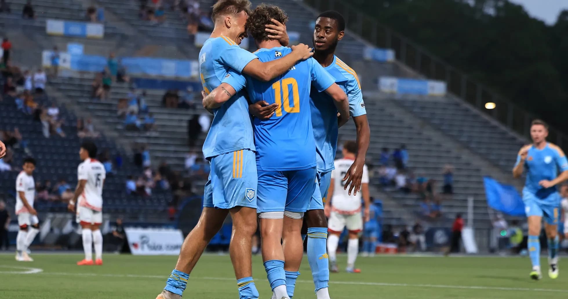 Jugadores celebrando un gol durante el partido