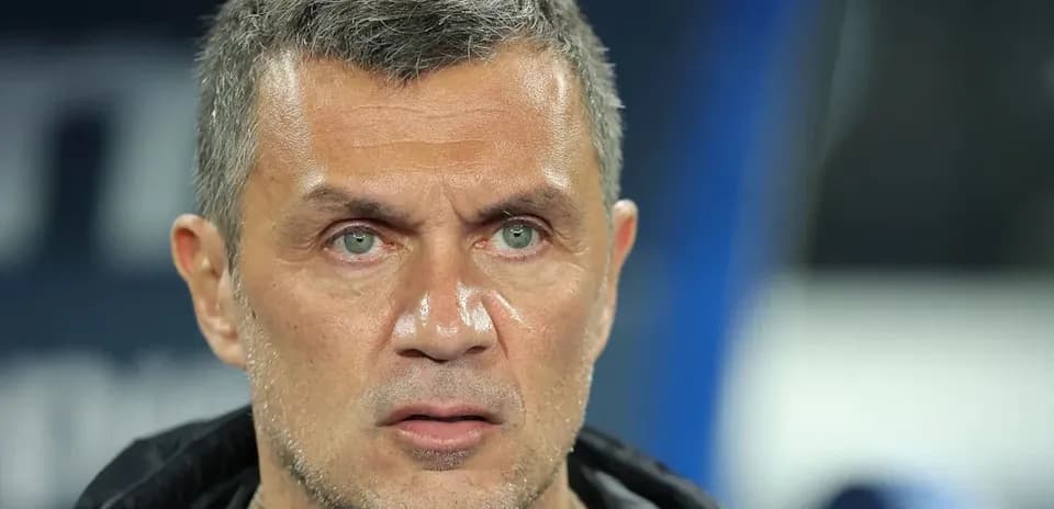 Entrenador observando el partido desde la línea lateral