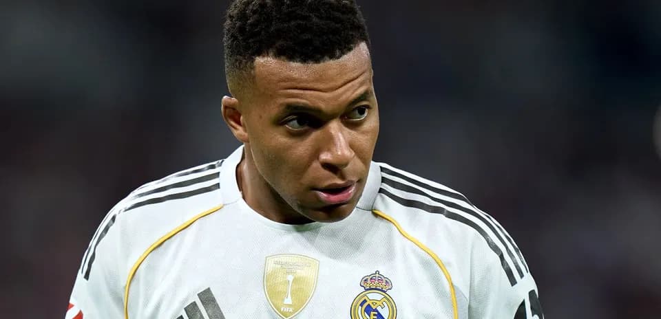Jugador de fútbol con camiseta del Real Madrid
